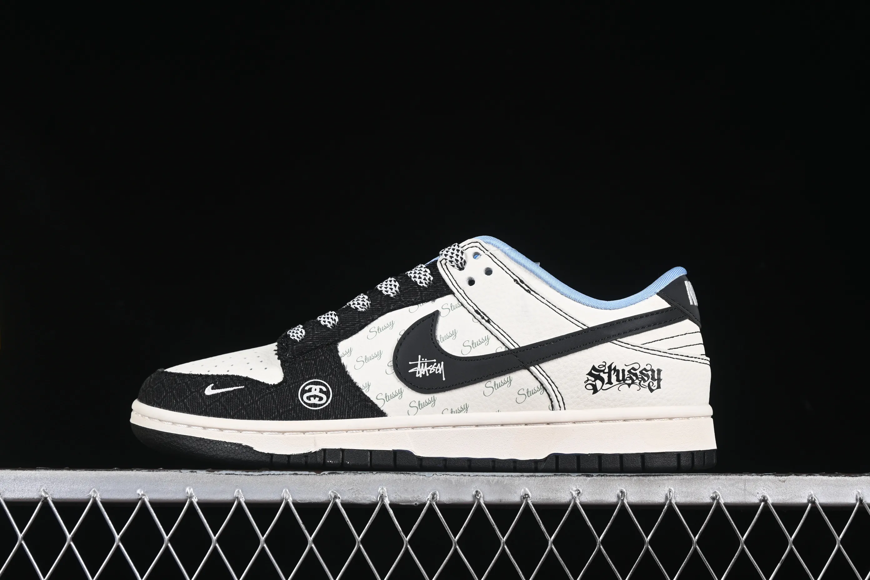 All categories Nk SB Dunk Series Nk SB Dunk Low High-end customized low-top sneakers Nike SB Dunk Low Stusi co-branded English black denim Anniversary high-end customized low-top casual sneakers ZH2598-267
